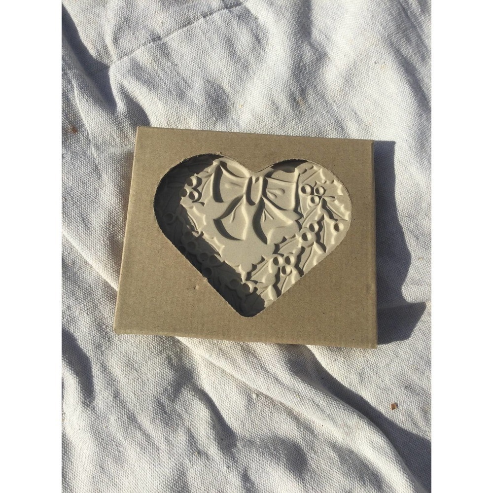 In box Pampered chef mold 2003 wreath family heritage stoneware cookie chocolate